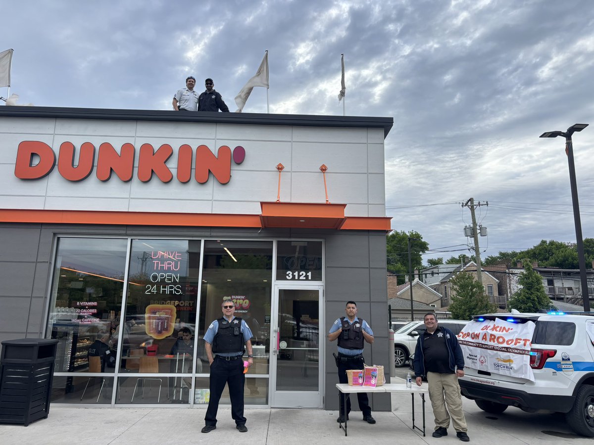 ChicagoCAPS09's tweet photo. Thank you for stopping by to say hello to 9th District officers and donating to Illinois Special Olympics 2026. https://t.co/6Di2pZt3nh