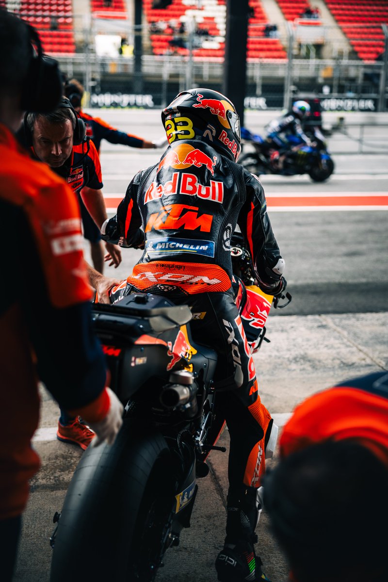 KTM_Racing's tweet photo. Lekker Friday for @BradBinder_33 ✅

#KTM #ReadyToRace #CatalanGP https://t.co/mv0Png2fZJ