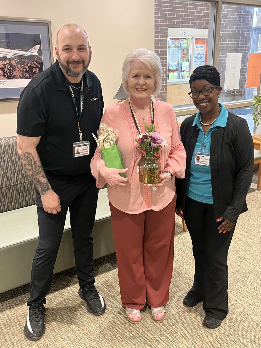 CESAviators's tweet photo. 🌟 Congratulations to our incredible substitute teacher, Gale McCartha, on being named Kelly Services Substitute of the Month! 🎉 We are so grateful for Gale's unwavering commitment to our students and school community. Thank you, Gale-we are lucky to have you! 💛 @LexingtonOne https://t.co/WwrbrBhxrh