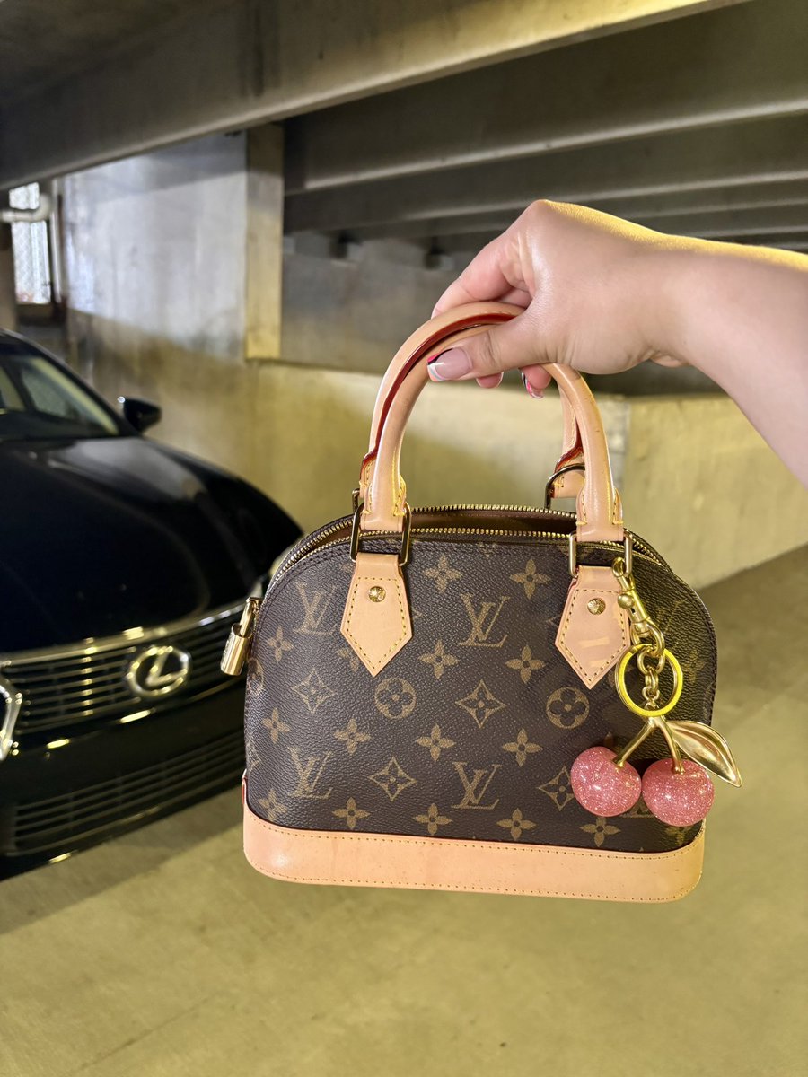 heyhoneyrae's tweet photo. My bag is just THAT GIRL. https://t.co/hflovSOGmr