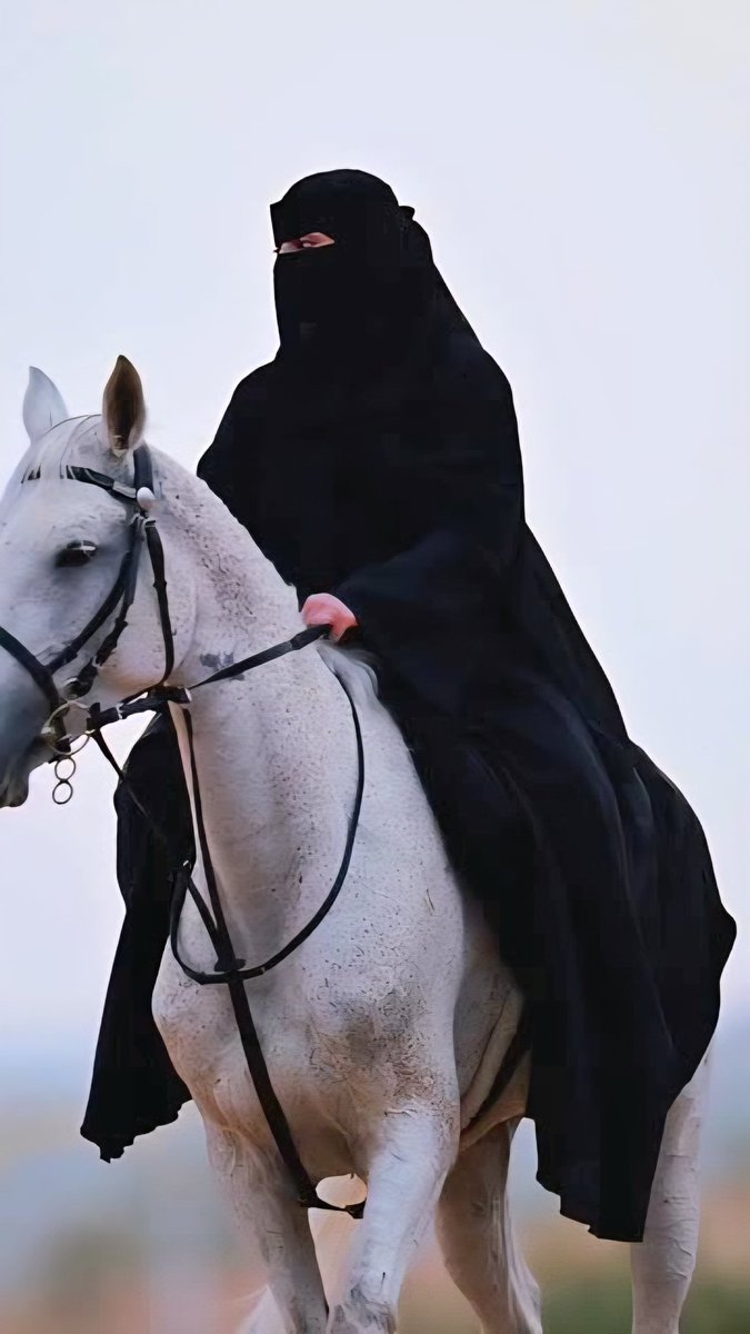 ukba_nour's tweet photo. Oyy benim Ak Atım, 
gidelim buralardan
Buralar bize göre 
değil..
Gidelim Ak Atım, kötü
ne varsa gömerek
gidelim...
Zalimi Rabbe şikâyet 
ederek,
Bizi hatırlatacak ne 
varsa, yakarak gidelim..
Unutulma yolunu
tutarak gidelim...
Gidelim Ak Atım gidelim
buralardan,
Gurbet bizi yeteri kadar
Yordu, 
Gurbeti arkamız da 
bırakarak gidelim...
Sevgimizi gönlümüze
hapsederek gidelim...
Kırılmışlıklarımızı kalbin
en derin köşesine
atarak gidelim...
Gidelim Ak Atım gidelim
Yaralarımızıa tuz basarak
İçten içe yana yana
gidelim...
Gerçek Sevdanın yanına
Sevdayı yaşamaya
gidelim...
Ne zormuş gitmek,
Vaz geçmeden, nefsin
başına vura vura gidelim...
De haydi Ak Atım, yavaş
Yavaş  gidelim..
Ardımız da iz bırakmayarak
gidelim,
Mubarek topraklara
Yeşil Kubbe'ye gidelim
Sevdanın olduğu yerde
Sevda ile Sabah'ı 
Karşılayalım ve Sevda
ile günü tamamlayalım
Gidelim Ak Atım  gidelim..☝🏻✍️🏻

■{���︎°▪︎♥︎▪︎°▪︎}■{▪︎°▪︎♥︎▪︎°▪︎}■

☝🏻 LÂ Galibe Îllallah ☝🏻

👉🏻Allahümme Ecirna Minennar

■{▪︎°▪︎♥︎▪︎°▪︎}■{▪︎°▪︎♥︎▪︎°▪︎}■ 

Vakti Akşamınız 
Hayr ola nûr ola
Înşâ'Allah-û Teâla 

♥︎  Sharmeen Sü'eda Nour  ♥︎