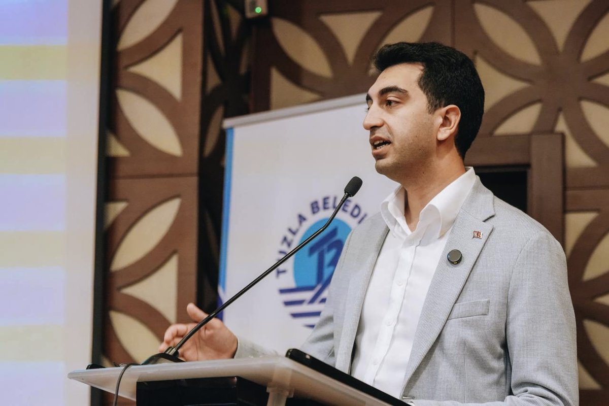 erenalibingol's tweet photo. Tuzla’yı afetlere hazırlıyoruz.

AFAD, İBB, üniversiteler, kaymakamlık ve tüm devlet kurumlarıyla birlikte Tsunami tehdidine karşı Tuzla’nın kıyı hattında riskleri belirledik, tahliye güzergâhlarını planladık, yönlendirme tabelalarını yerleştirdik ve komşularımıza eğitim verdik.  

Afetlere daima hazır bir kent için çalışmaya devam edeceğiz.