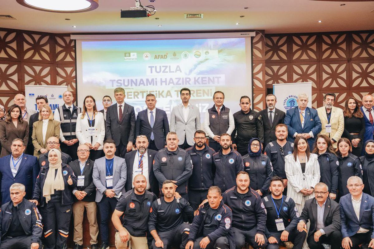 erenalibingol's tweet photo. Tuzla’yı afetlere hazırlıyoruz.

AFAD, İBB, üniversiteler, kaymakamlık ve tüm devlet kurumlarıyla birlikte Tsunami tehdidine karşı Tuzla’nın kıyı hattında riskleri belirledik, tahliye güzergâhlarını planladık, yönlendirme tabelalarını yerleştirdik ve komşularımıza eğitim verdik.  

Afetlere daima hazır bir kent için çalışmaya devam edeceğiz.