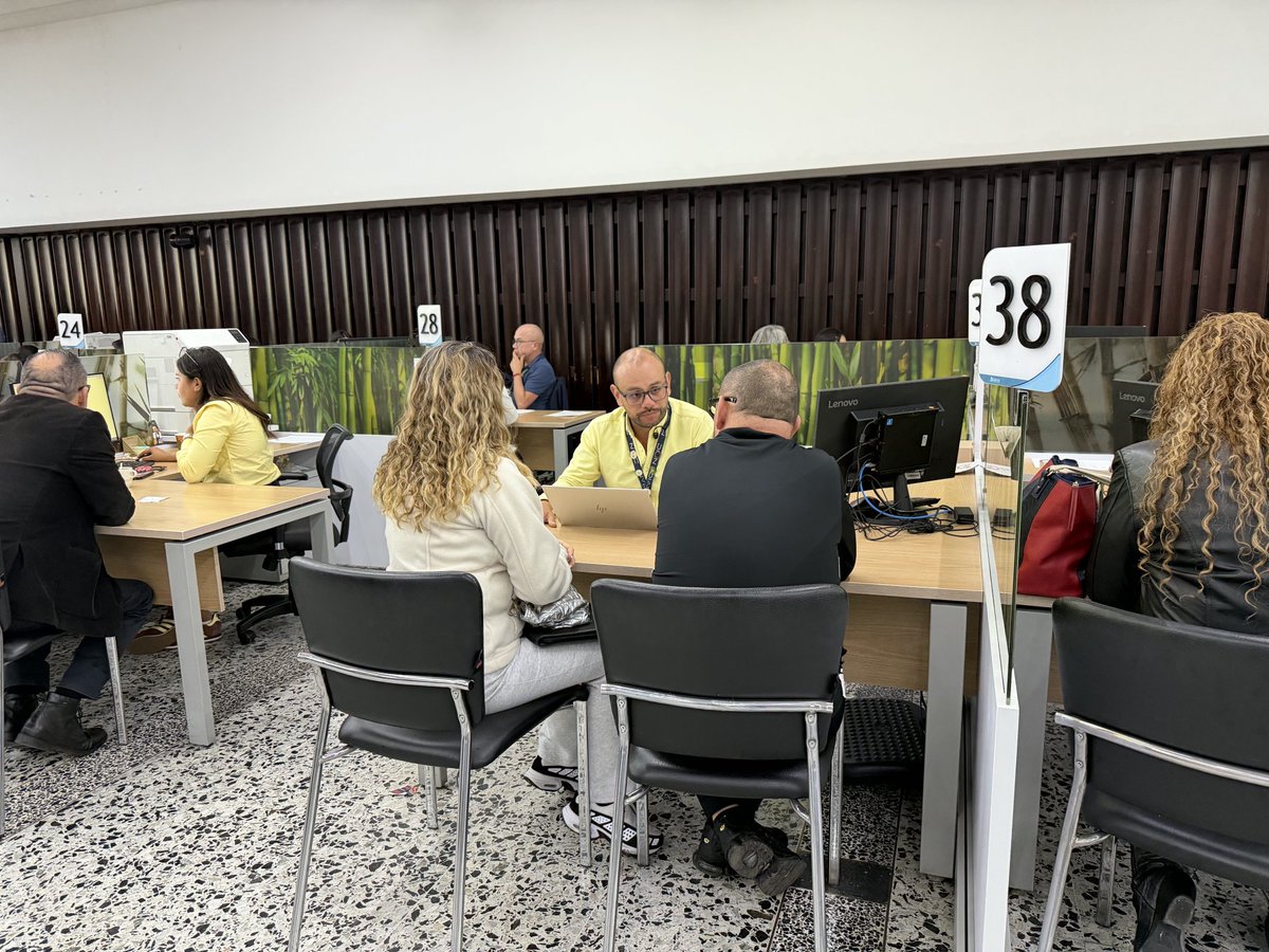 DIANColombia's tweet photo. La #DIAN ahora está más cerca de usted. 📣 Ampliamos puntos de atención en Bogotá y la región para facilitar sus trámites, sin filas ni desplazamientos largos. 🕚

🙌🏻 Reciba atención en Videoatención en 19 municipios de Cundinamarca. Atención presencial en 9 cámaras de comercio de Bogotá y Alcaldía de Soacha Consulte aquí su punto más cercano: https://t.co/Wm7a0t6QTi ✅