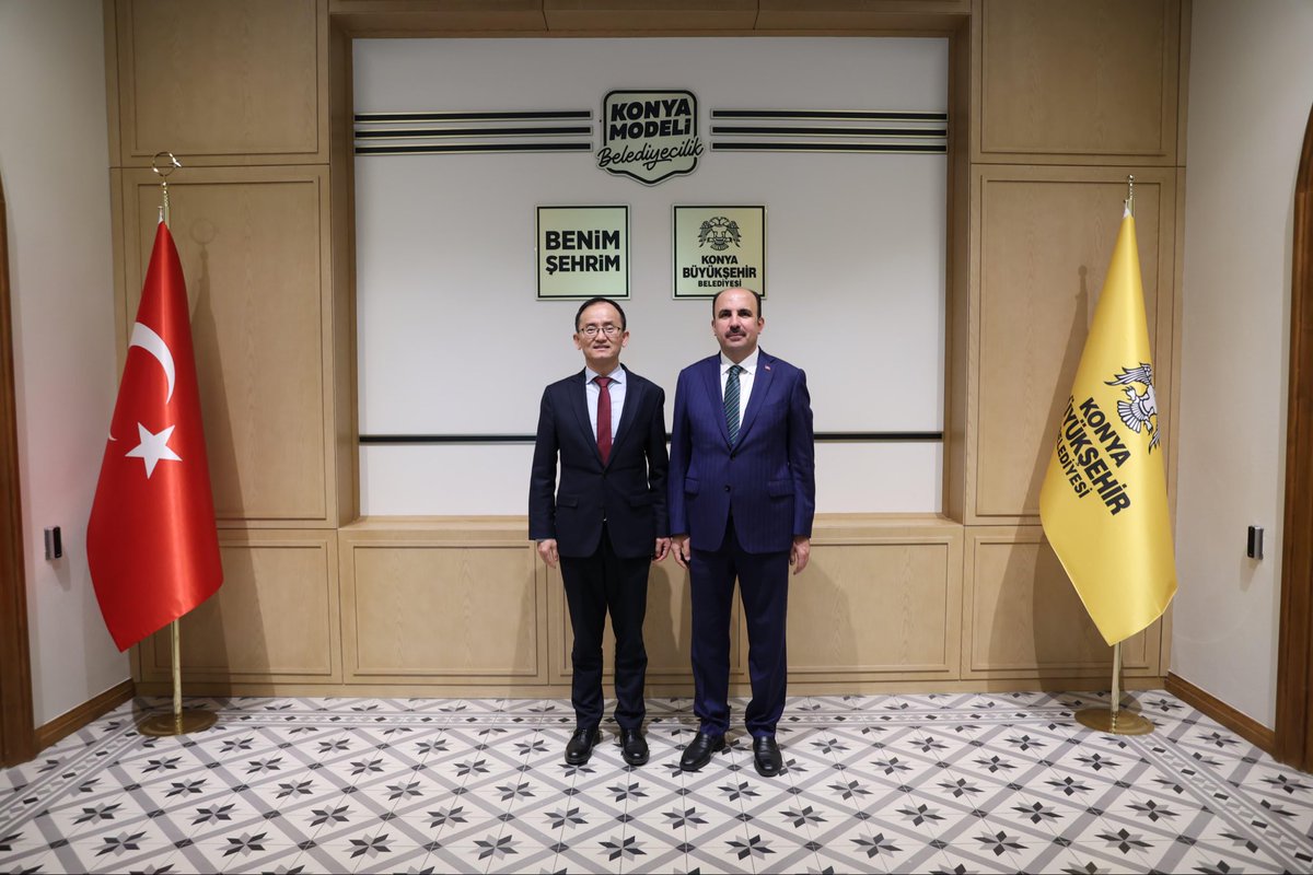 MUSIADKonya's tweet photo. Çin Halk Cumhuriyeti Ankara Büyükelçisi Sn. Jiang Xuebin, ÇİNSİAD Genel Başkanı Sn. Gao Xiaoming ve beraberindeki heyet ile birlikte Konya Büyükşehir Belediye Başkanımız Sn. Uğur İbrahim Altay’ı ziyaret ettik.

Başkanımız Sn. Osman Ulular ve Yönetim Kurulu Üyelerimizin katılımıyla gerçekleşen ziyarette; Konya’nın tarihi, kültürel ve turistik değerlerinin uluslararası tanıtımı ile şehrimizin Çin pazarıyla geliştirebileceği ticaret, yatırım ve turizm iş birlikleri değerlendirildi.

Nazik kabulleri ve misafirperverlikleri için Konya Büyükşehir Belediye Başkanımız Sn. Uğur İbrahim Altay’a teşekkür ederiz.

@ChinaEmbTurkiye @u_ibrahim_altay @Konyabuyuksehir @OsmanUlular