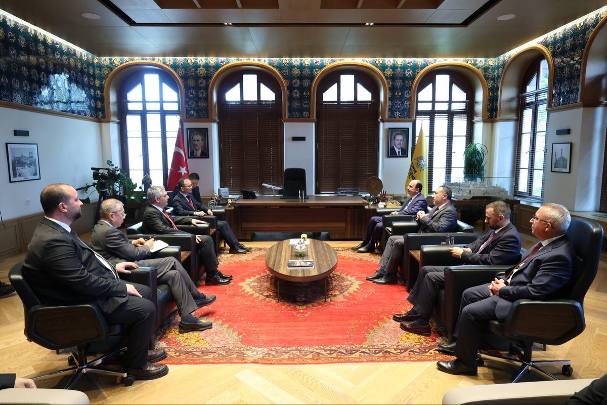 MUSIADKonya's tweet photo. Çin Halk Cumhuriyeti Ankara Büyükelçisi Sn. Jiang Xuebin, ÇİNSİAD Genel Başkanı Sn. Gao Xiaoming ve beraberindeki heyet ile birlikte Konya Büyükşehir Belediye Başkanımız Sn. Uğur İbrahim Altay’ı ziyaret ettik.

Başkanımız Sn. Osman Ulular ve Yönetim Kurulu Üyelerimizin katılımıyla gerçekleşen ziyarette; Konya’nın tarihi, kültürel ve turistik değerlerinin uluslararası tanıtımı ile şehrimizin Çin pazarıyla geliştirebileceği ticaret, yatırım ve turizm iş birlikleri değerlendirildi.

Nazik kabulleri ve misafirperverlikleri için Konya Büyükşehir Belediye Başkanımız Sn. Uğur İbrahim Altay’a teşekkür ederiz.

@ChinaEmbTurkiye @u_ibrahim_altay @Konyabuyuksehir @OsmanUlular