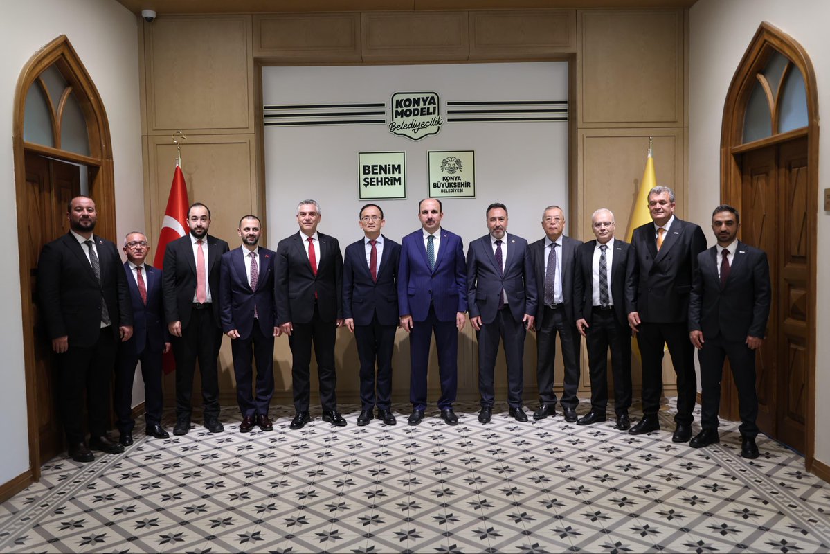 MUSIADKonya's tweet photo. Çin Halk Cumhuriyeti Ankara Büyükelçisi Sn. Jiang Xuebin, ÇİNSİAD Genel Başkanı Sn. Gao Xiaoming ve beraberindeki heyet ile birlikte Konya Büyükşehir Belediye Başkanımız Sn. Uğur İbrahim Altay’ı ziyaret ettik.

Başkanımız Sn. Osman Ulular ve Yönetim Kurulu Üyelerimizin katılımıyla gerçekleşen ziyarette; Konya’nın tarihi, kültürel ve turistik değerlerinin uluslararası tanıtımı ile şehrimizin Çin pazarıyla geliştirebileceği ticaret, yatırım ve turizm iş birlikleri değerlendirildi.

Nazik kabulleri ve misafirperverlikleri için Konya Büyükşehir Belediye Başkanımız Sn. Uğur İbrahim Altay’a teşekkür ederiz.

@ChinaEmbTurkiye @u_ibrahim_altay @Konyabuyuksehir @OsmanUlular