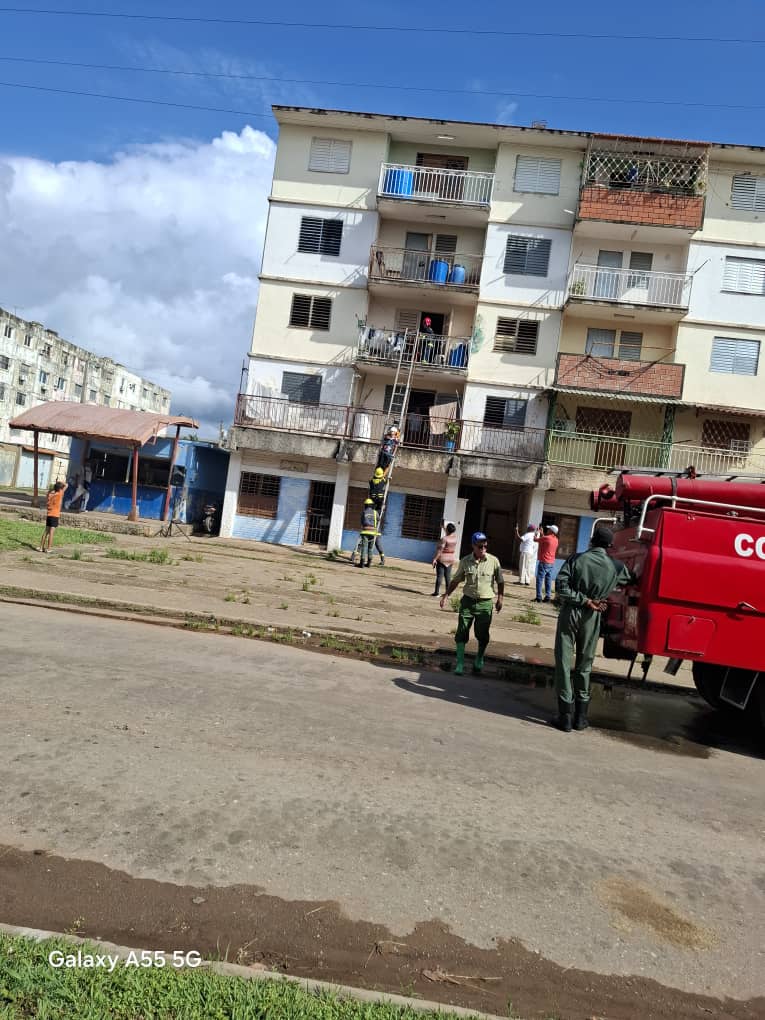 CEFMCSC's tweet photo. En el Consejo Popular SC1 fue escenario de un ejercicio práctico de rescate protagonizado por el Cuerpo de Bomberos y el Grupo Municipal de Operaciones y Socorro de la Cruz Roja.
La acción consistió en la evacuación simulada por colapso de estructura en un edificio multifamiliar https://t.co/uIQGZUkje1