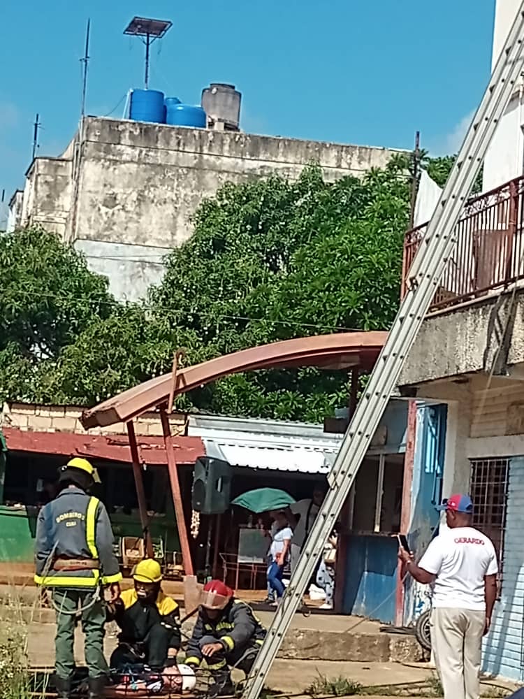 CEFMCSC's tweet photo. En el Consejo Popular SC1 fue escenario de un ejercicio práctico de rescate protagonizado por el Cuerpo de Bomberos y el Grupo Municipal de Operaciones y Socorro de la Cruz Roja.
La acción consistió en la evacuación simulada por colapso de estructura en un edificio multifamiliar https://t.co/uIQGZUkje1