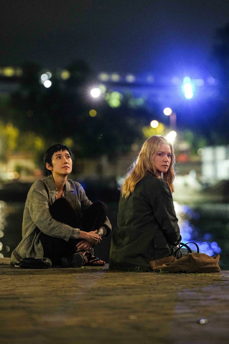 CINEMA505's tweet photo. 'All of a Sudden', de Ryusuke Hamaguchi, recebeu mais de 10 minutos de aplausos na estreia mundial em Cannes.

A trama acompanha Marie-Lou Fontaine (Virginie Efira), diretora de um asilo nos arredores de Paris. Sua vida é transformada ao conhecer Mari Morisaki (Tao Okamoto), uma dramaturga japonesa em estado terminal.

(https://t.co/t6GkuIasDu)