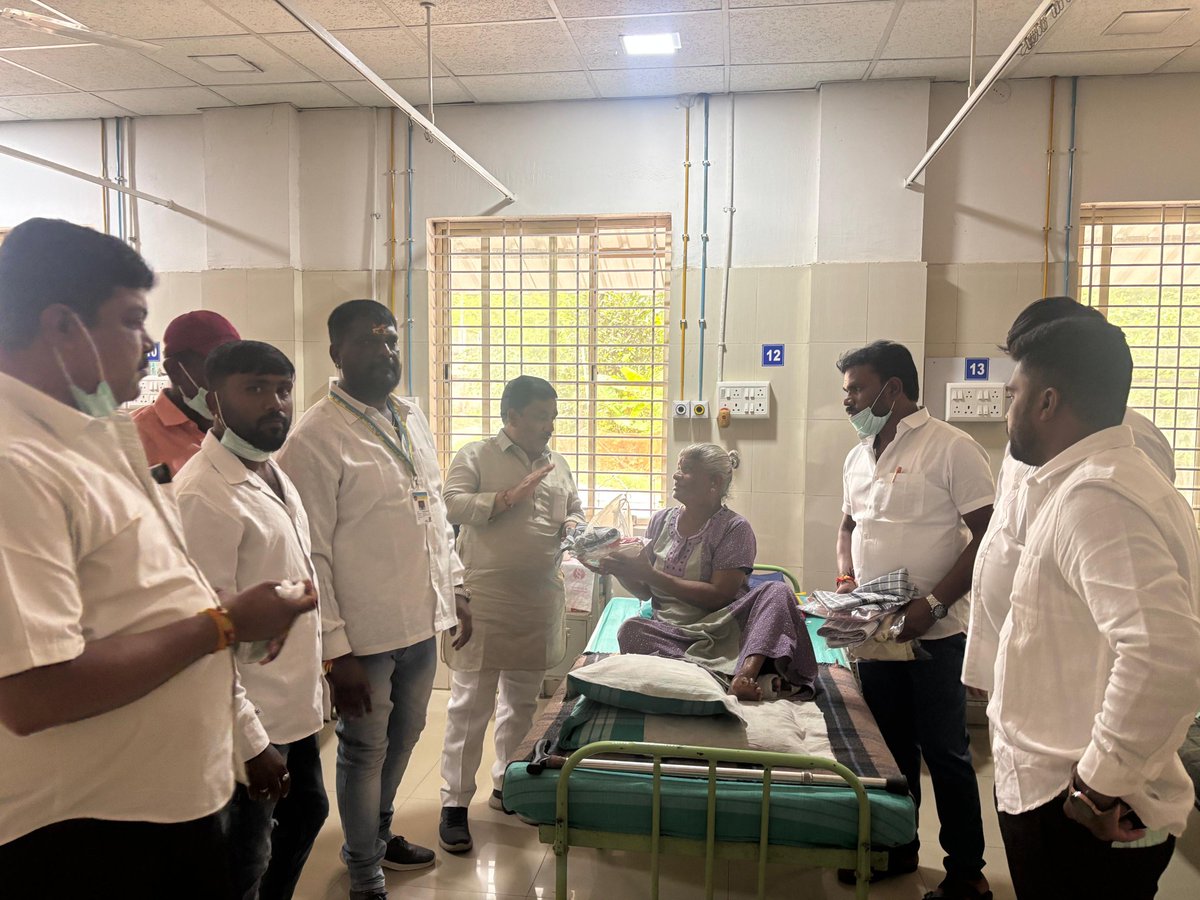 FansShivakumar's tweet photo. ಇಂದು ಮಾಗಡಿ ರಸ್ತೆಯಲ್ಲಿರುವ ಕುಷ್ಠ ರೋಗ ಆಸ್ಪತ್ರೆಯಲ್ಲಿ ಮಾನ್ಯ ಶ್ರೀ ಡಿಕೆ ಶಿವಕುಮಾರ್ ಅವರ 65ನೇ ಹುಟ್ಟುಹಬ್ಬದ ಪ್ರಯುಕ್ತ, ಸಂಘದ ರಾಜ್ಯಾಧ್ಯಕ್ಷರಾದ ಎಂಎಸ್ ಅಂಗಡಿ ಅವರ ನೇತೃತ್ವದಲ್ಲಿ  ರೋಗಿಗಳಿಗೆ ಹಣ್ಣು ಹಂಪಲ ಹಾಗೂ ಲುಂಗಿ ಟವಲ್ ಸೀರೆ ವಿತರಿಸಲಾಯಿತು ಈ ಸಂದರ್ಭದಲ್ಲಿ ಭರತ್ ಗೌಡ, ಮಧು ಗೌಡ, ಚೇತನ್, ಪ್ರದೀಪ್, ಶಿವಕುಮಾರ್, ಅನಿಲ್ https://t.co/eBqmzdvKdB