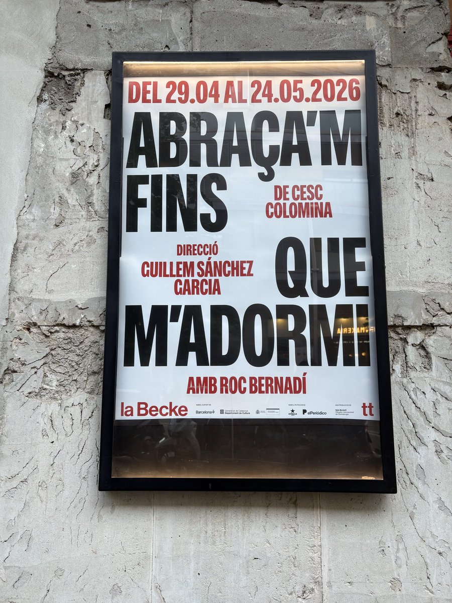 joantrias_'s tweet photo. #AbraçamFinsQueMadormi és un text que tanca la trilogia Aurora de Cesc Colomina. Una peça teatral i poètica dirigida amb delicadesa i precisió per Guillem Sánchez Garcia i que el mateix Colomina ha cuidat en l’escenografia. Un monòleg d’hora 
i escaig https://t.co/6sFY02xZXx