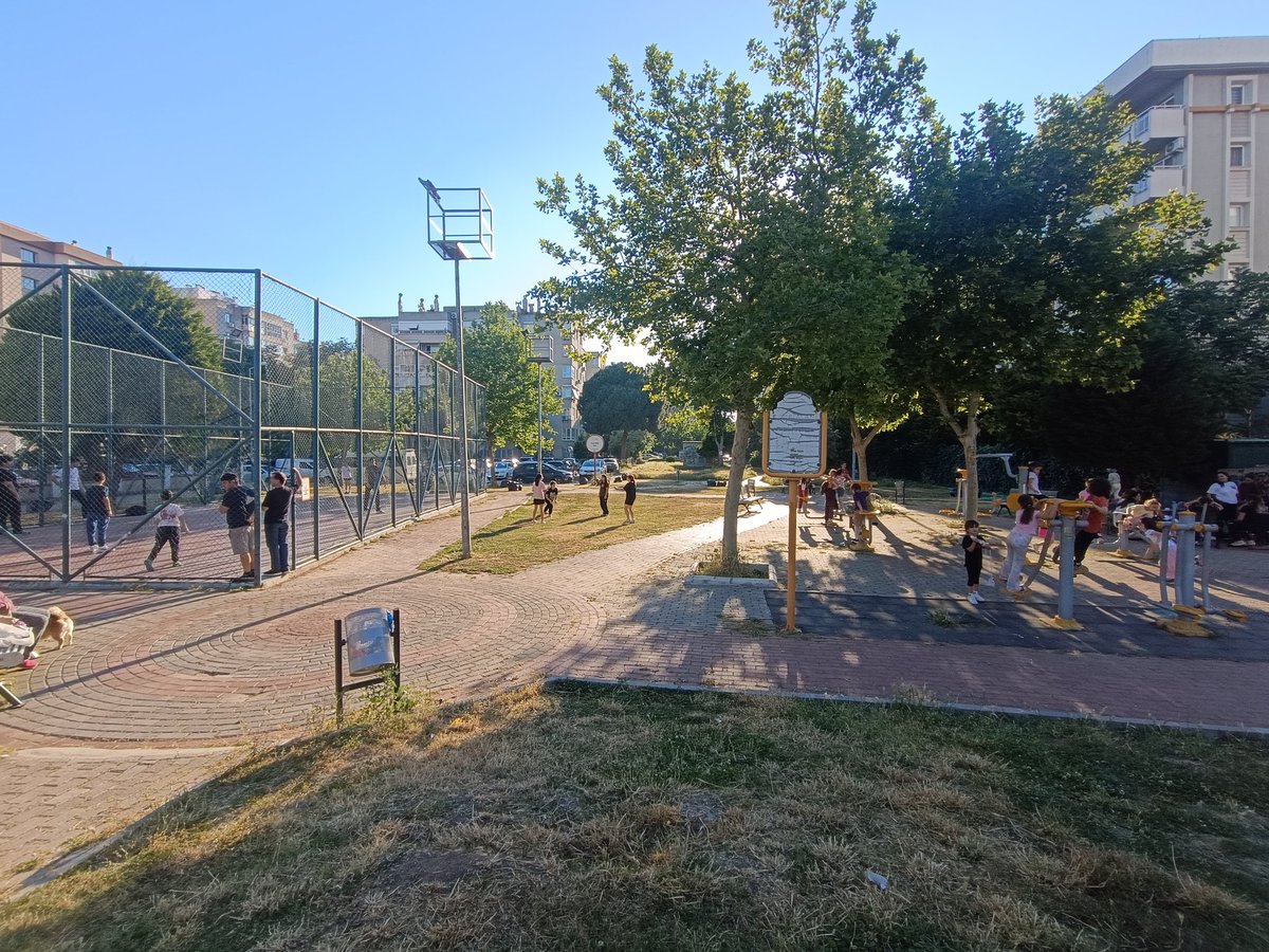 dnndbs's tweet photo. Bayraklı, Manavkuyu Mahallesi, Yunus Emre parkı her yıl 2 günde çimleri biçilen park bu yıl 5. iş gününde yarısına kadar biçilebildi.. Üstüne üstlük bir ay gecikmiş bir biçme işi..@izmirbld @izmirhim @bayraklibld @irfanonal https://t.co/LzRkzOW7VA