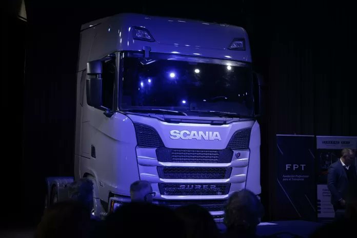 Planetacamion's tweet photo. SCANIA REFUERZA LA FORMACIÓN DE NUEVOS CONDUCTORES CON UN CAMIÓN “SUPER” PARA LA FPT

https://t.co/mH2EuNtQTC

#ScaniaArgentina #FPT #FADEEAC #CapacitaciónConductores #Camiones #ScaniaSúper https://t.co/v6XgzNtS7U