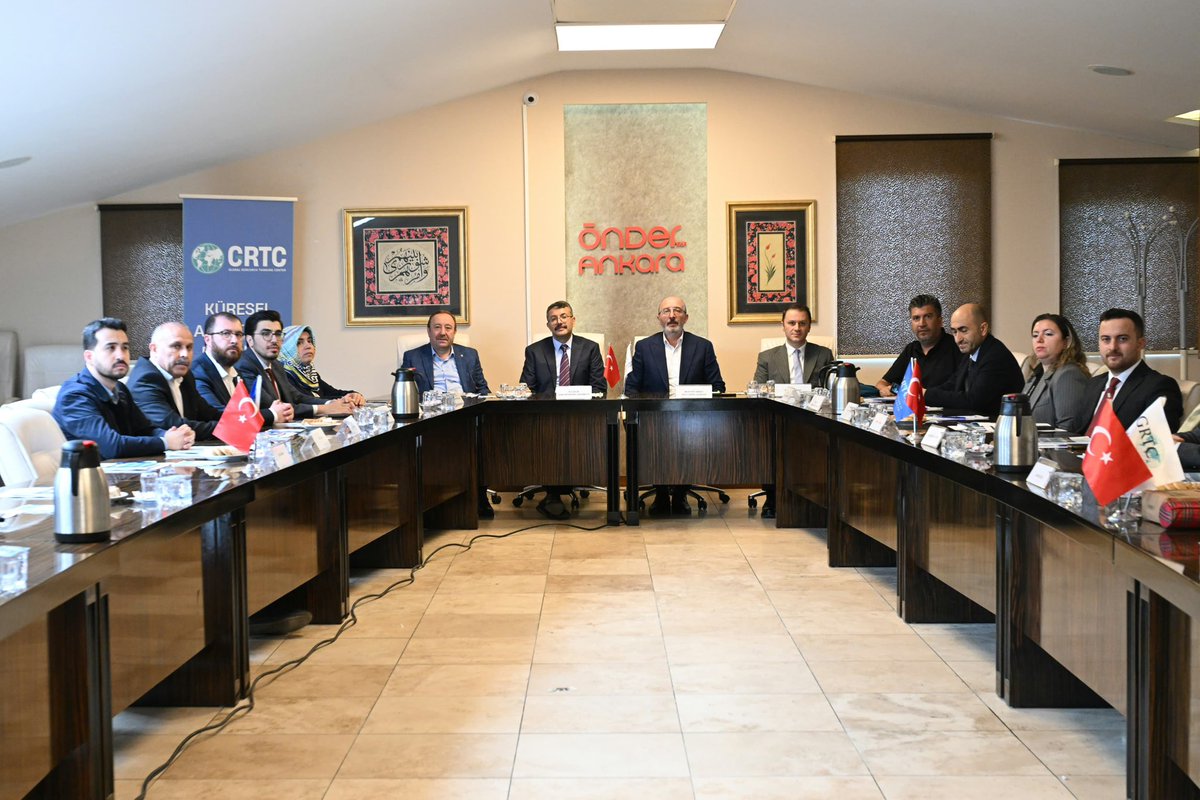 valialicelik's tweet photo. 📍 ÖNDER Ankara Konferans Salonu

Aile dediğimiz şey bazen bir sofra, bazen bir bakış, bazen de aynı ekrana farklı yerlerden bakan insanlar artık…

Tam da bu yüzden ailenin korunması, çocuğun yalnızlaşmasını önlemek ve dijital alanın daha sağlıklı bir zemine kavuşması hepimizin ortak meselesi.

Sivil Toplumla İlişkiler Genel Müdürlüğümüzün destekleriyle Küresel Araştırma Düşünce Merkezi (GRTC) tarafından, “Sosyal Medya Kıskacında Aile” başlığıyla yürütülen çalıştayda, dijital dünyanın evin içine nasıl sızdığını, alışkanlıkları nasıl değiştirdiğini konuştuk.

GRTC’nin ev sahipliğinde gerçekleşen çalıştayda emeği geçen herkese teşekkür ediyorum.