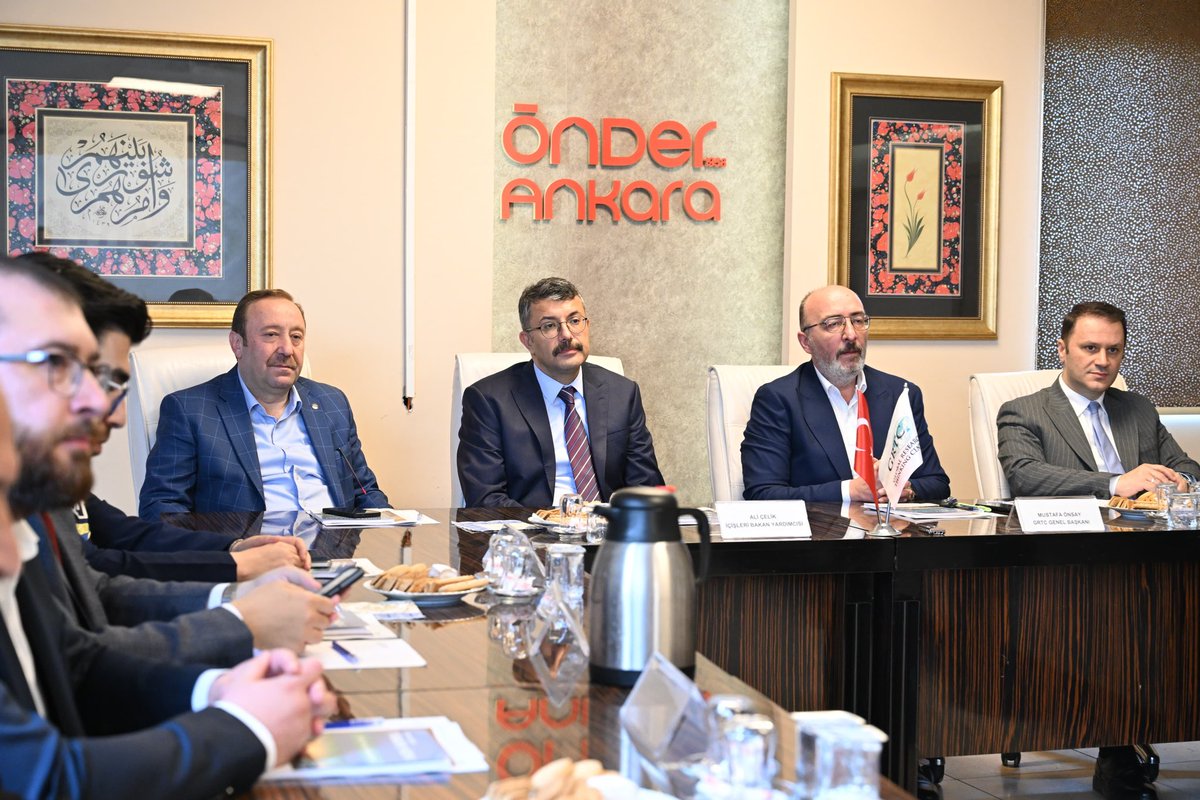 valialicelik's tweet photo. 📍 ÖNDER Ankara Konferans Salonu

Aile dediğimiz şey bazen bir sofra, bazen bir bakış, bazen de aynı ekrana farklı yerlerden bakan insanlar artık…

Tam da bu yüzden ailenin korunması, çocuğun yalnızlaşmasını önlemek ve dijital alanın daha sağlıklı bir zemine kavuşması hepimizin ortak meselesi.

Sivil Toplumla İlişkiler Genel Müdürlüğümüzün destekleriyle Küresel Araştırma Düşünce Merkezi (GRTC) tarafından, “Sosyal Medya Kıskacında Aile” başlığıyla yürütülen çalıştayda, dijital dünyanın evin içine nasıl sızdığını, alışkanlıkları nasıl değiştirdiğini konuştuk.

GRTC’nin ev sahipliğinde gerçekleşen çalıştayda emeği geçen herkese teşekkür ediyorum.