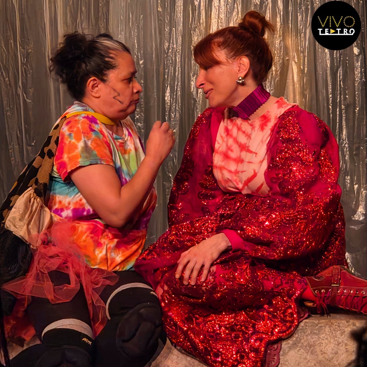 vivoteatromx's tweet photo. ¿Qué ocurre cuando la acotación se vuelve protagonista? 🎭
​"La Comedia de las Acotaciones" es un homenaje imperdible al universo de Gerardo Mancebo del Castillo en el @Helenico. Una farsa trágica que te vuela la cabeza. 🤯
​📍 Foro La Gruta
📅 Hasta el 14/06
#TeatroCDMX https://t.co/lFX5TRCofq
