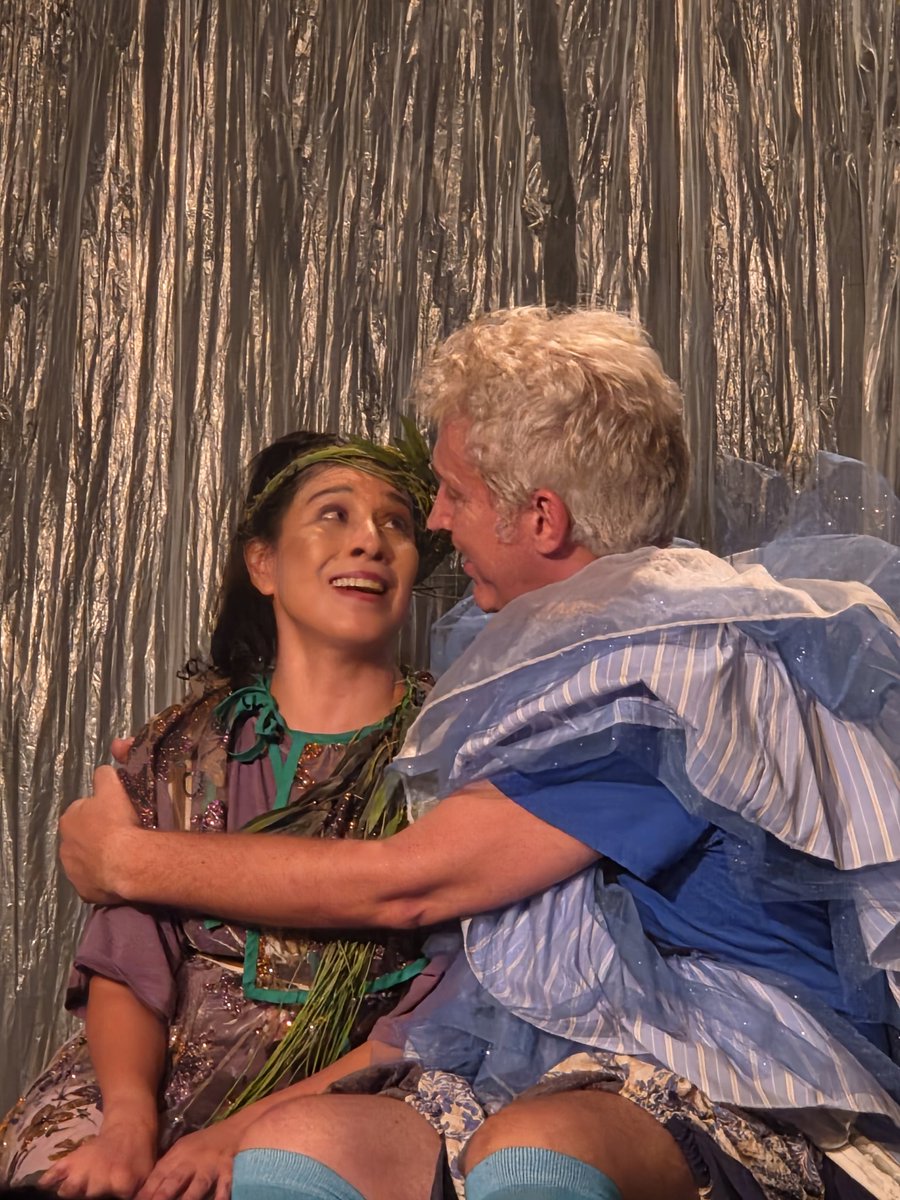 vivoteatromx's tweet photo. ¿Qué ocurre cuando la acotación se vuelve protagonista? 🎭
​"La Comedia de las Acotaciones" es un homenaje imperdible al universo de Gerardo Mancebo del Castillo en el @Helenico. Una farsa trágica que te vuela la cabeza. 🤯
​📍 Foro La Gruta
📅 Hasta el 14/06
#TeatroCDMX https://t.co/lFX5TRCofq