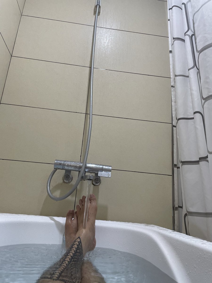 dath97's tweet photo. Bên ngoài bảo sao cả tiếng không ra 🤣 https://t.co/ThS9FUEi6Q