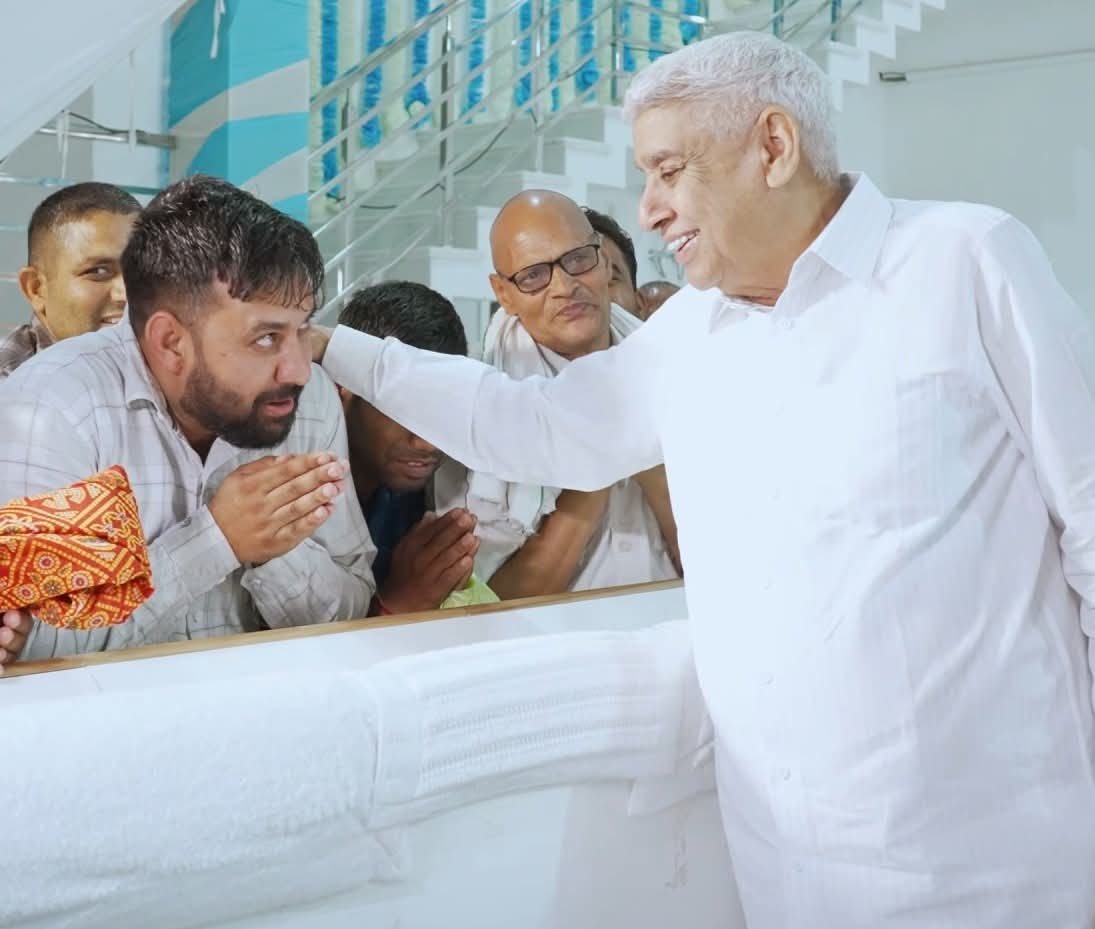sanewshimachal's tweet photo. ग्राम पंचायत अहरवां, पलवल के किसान #SatlokAshram श्री धनाना धाम पहुँचे और संत रामपाल जी महाराज का आभार जताया। किसानों ने बाढ़ प्रभावित खेतों में राहत कार्यों और जनसेवा की सराहना करते हुए आशीर्वाद प्राप्त किया।
#SantRampalJiMaharaj #KisanSupport #FloodRelief #HumanService https://t.co/DpRxC0aeT5