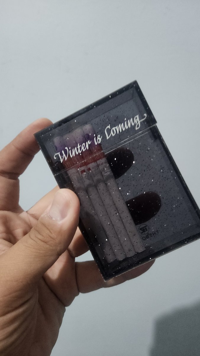 dramafa's tweet photo. Pulang tadi ujan, taruh udud di kantong jaket dan pake jas, ternyata aku resleting jas ujannya kurang rapet, kotak ududku basah semua, tp sayang msh ada 4 batang, kupindahkan deh https://t.co/w2WyETna8L