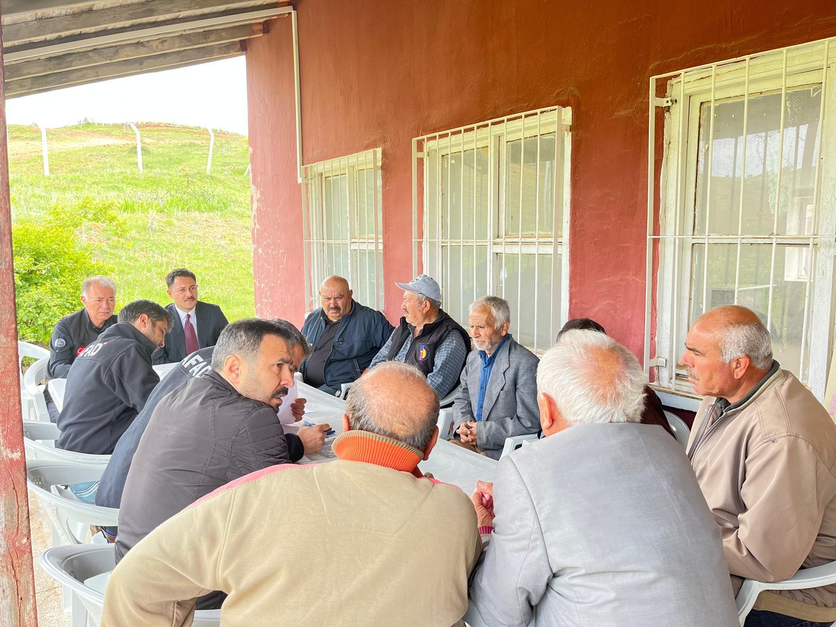 DeliceKaymakaml's tweet photo. Kaymakamımız Tugay CİNGİRT, AFAD Kırıkkale İl Müdürü Atila ALTUNBULAK ile birlikte Derekışla Köyümüzde meydana gelen heyelan sonrası bölgede incelemelerde bulundu. https://t.co/teIFz5o5MG