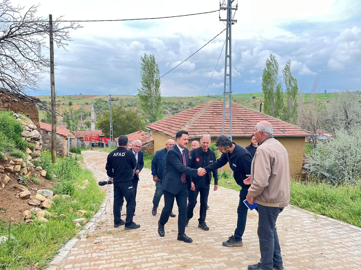 DeliceKaymakaml's tweet photo. Kaymakamımız Tugay CİNGİRT, AFAD Kırıkkale İl Müdürü Atila ALTUNBULAK ile birlikte Derekışla Köyümüzde meydana gelen heyelan sonrası bölgede incelemelerde bulundu. https://t.co/teIFz5o5MG