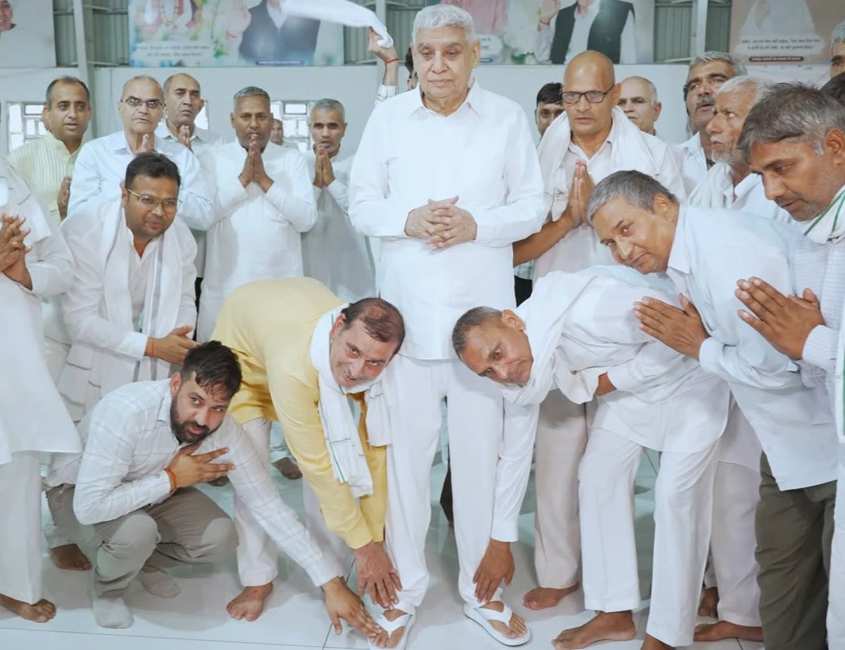 sanewshimachal's tweet photo. ग्राम पंचायत अहरवां, पलवल के किसान #SatlokAshram श्री धनाना धाम पहुँचे और संत रामपाल जी महाराज का आभार जताया। किसानों ने बाढ़ प्रभावित खेतों में राहत कार्यों और जनसेवा की सराहना करते हुए आशीर्वाद प्राप्त किया।
#SantRampalJiMaharaj #KisanSupport #FloodRelief #HumanService https://t.co/09CyZWbFe2