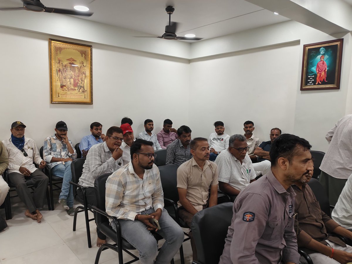 JagdishMakwana_'s tweet photo. જોરાવરનગર સ્થિત જન સંપર્ક કાર્યાલય 'કર્તવ્યમ્' ખાતે નાગરિકો અને કાર્યકર્તા મિત્રો સાથે મુલાકાત કરી.

કાર્યકર્તાઓ અને ઉપસ્થિત નાગરિકોના પ્રશ્નો અને રજૂઆતોને શાંતિપૂર્વક સાંભળી, તેના ત્વરિત અને યોગ્ય નિરાકરણ માટે સંબંધિત વિભાગોને જરૂરી સૂચનો અને માર્ગદર્શન આપ્યું. https://t.co/7vSmvtzGgK