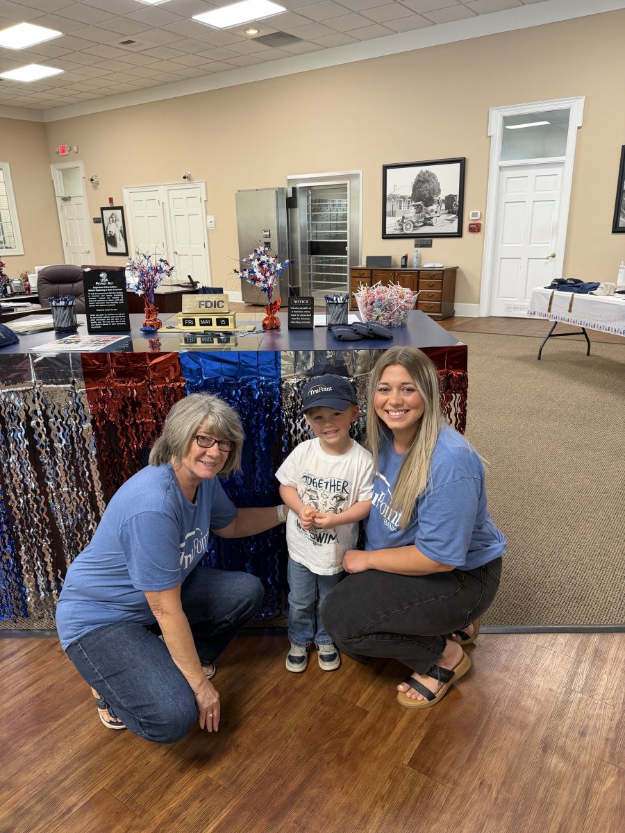 TruPointBank's tweet photo. The fun continues! We’re serving up treats, prizes, and a whole lot of gratitude for the best customers around! 🥳🇺🇸

#CustomerAppreciationDay 
#WeLoveOurCustomers 

Member FDIC https://t.co/qTZyu5fHME