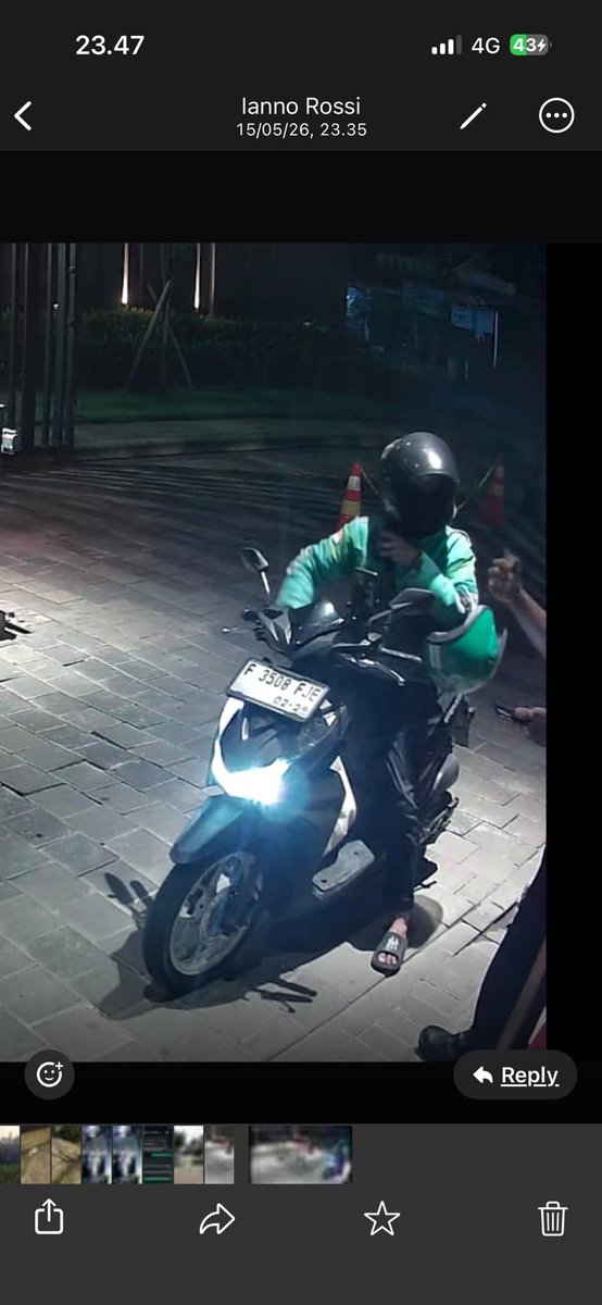 edylapay's tweet photo. Drivel ojol @GrabID tercyduk cctv warga menukar helm pemilik rumah dgn miliknya saat mengantar paket makanan.
Ini ..i ..i ..ini parah ini!! https://t.co/LKdjmsInYY