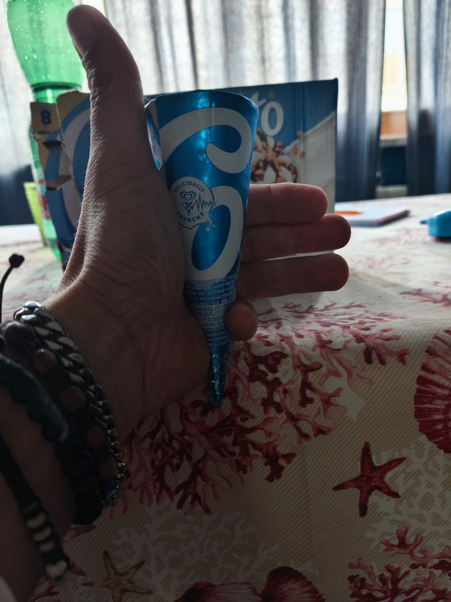 aanthl's tweet photo. Questo non è un mini cornetto, non è un micro cornetto, è un cazzo di Cornetto Classico
Ma li mejo mortacci vostra e i pastelli nel culo https://t.co/he8QR84gAk