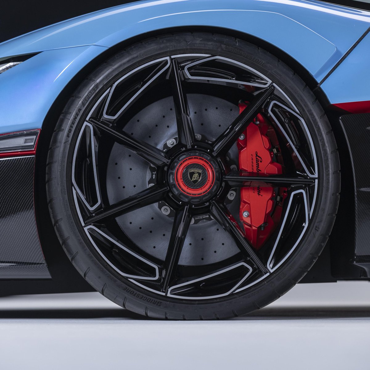 SC_Leasing's tweet photo. Lamborghini has unleashed its most powerful ever open-top model - The Aviation-inspired Fenomeno Roadster.
The Raging Bull brand is determined to keep its legendary, naturally aspirated V12 engine alive by bolting modern electrification to it.

Just look at the recent Lamborghini Revuelto, a ground-breaking HPEV (High Performance Electrified Vehicle) which combines a 6.5-litre V12 with three electric motors and a rechargeable battery pack.

Read the full article here: https://t.co/A3c8HNkzhD