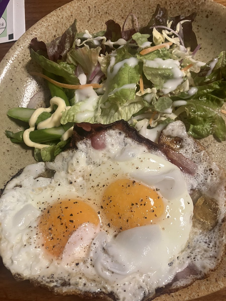 samejima71's tweet photo. 酔ってるからベーコンエッグ食べる https://t.co/JWPFQtnnZ3