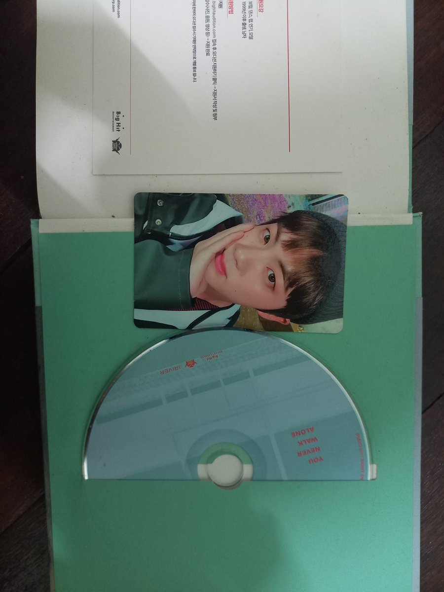 musiCyn_sync's tweet photo. 📍KUCHING,SARAWAK
HI ARMIES YEORUBUN !
Sy nak letgooo my merchandise from BTS . Harga Rm100 jer . Sbb sy nk clear up some brg fr spacing in my bedroom . ALL OFFICIAL PHOTOBOOK &amp; ALBUM ! Sure worth it no worries. 
Anyone interesting can dm . Of course diutamakan yg dpt pick up. https://t.co/1E1nHTZAFc