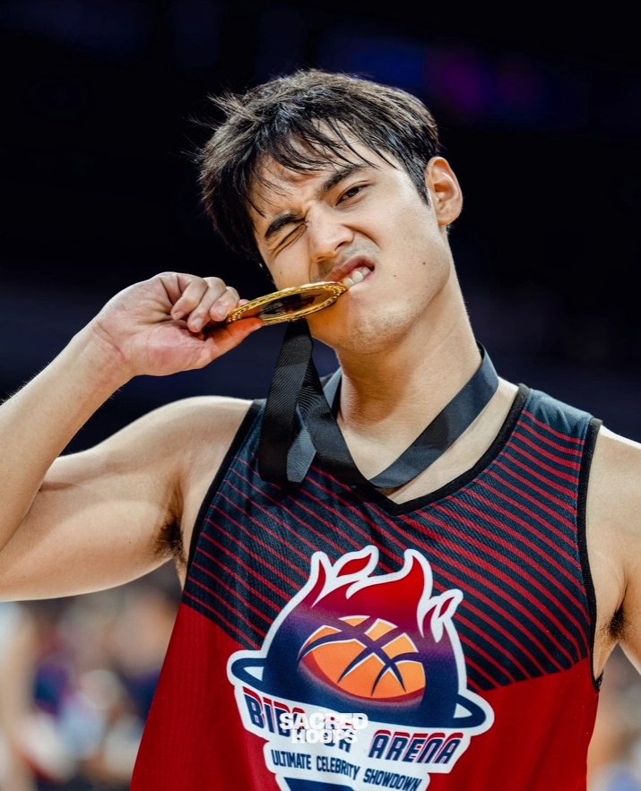 gelograph's tweet photo. OH TO SNIFF EMILIO'S SWEATY ARMPITS 😌 https://t.co/798wRu1SZW