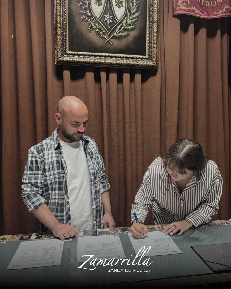 BMZamarrilla's tweet photo. |𝐂𝐎𝐌𝐔𝐍𝐈𝐂𝐀𝐃𝐎 𝐎𝐅𝐈𝐂𝐈𝐀𝐋|

La Banda de Música Zamarrilla tiene el honor de anunciar la firma del contrato que nos unirá a la 𝐇𝐞𝐫𝐦𝐚𝐧𝐝𝐚𝐝 𝐝𝐞 𝐍𝐮𝐞𝐬𝐭𝐫𝐚 𝐒𝐞𝐧̃𝐨𝐫𝐚 𝐝𝐞𝐥 𝐂𝐚𝐫𝐦𝐞𝐧 𝐝𝐞 𝐇𝐮𝐞𝐥𝐢𝐧 (@Hdadcarmenhueli) durante los próximos 𝐜𝐮𝐚𝐭𝐫𝐨 𝐚𝐧̃𝐨𝐬. 

Este acuerdo supone la recuperación de un vínculo muy especial para nuestra formación, ya que volveremos a acompañar musicalmente a la Santísima Virgen después de haber formado parte de su historia años atrás.

Queremos agradecer a la Hermandad la confianza depositada en nosotros para esta nueva etapa, que iniciamos con la mayor ilusión y compromiso.

#SuenaZamarrilla 🎶🌹
#CofradíasMLG 🔔