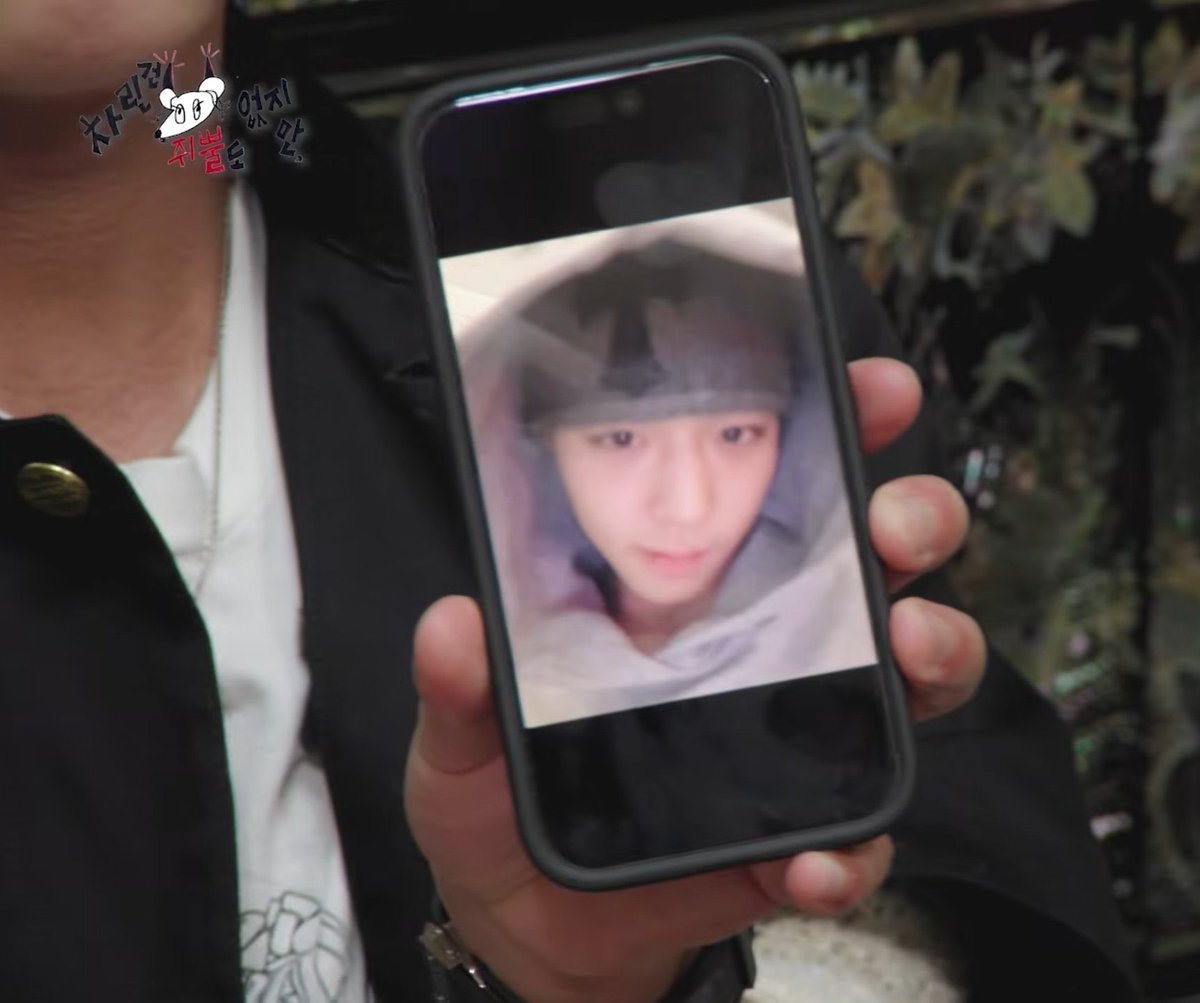 shseist's tweet photo. youngji asked jihoon to show the 92nd photo on his gallery and this showed up... youngji you should have said 87 or something, maybe we could have gotten a pic (or vid) from #thatnight #0330 https://t.co/Ful3vW5xRP