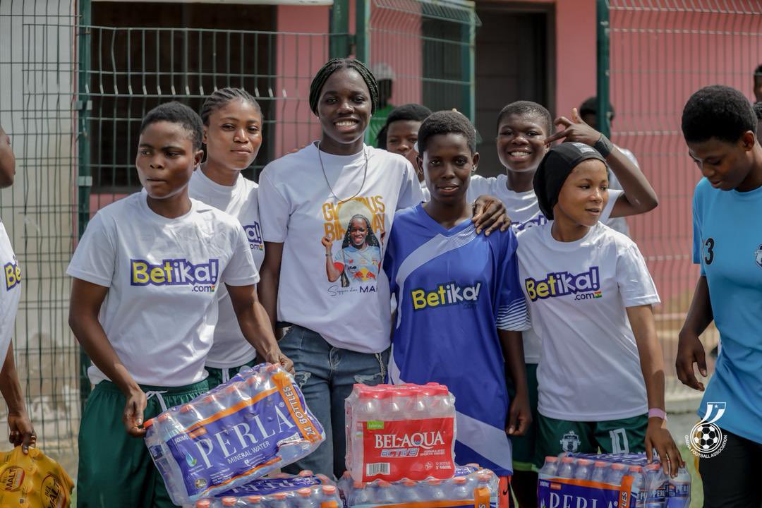 ADEPAGH17's tweet photo. Mary Amponsah , Black Queens attacker and who also plays in the Chinese league donated drinks and bottle waters to Blacoe soccer Queens who are participating in the GFA Regional Championship at the Tuba Astro turf.

It was a morale booster for the team.they won 2-1. @Sugaar_7 https://t.co/7IJiJCJEOV
