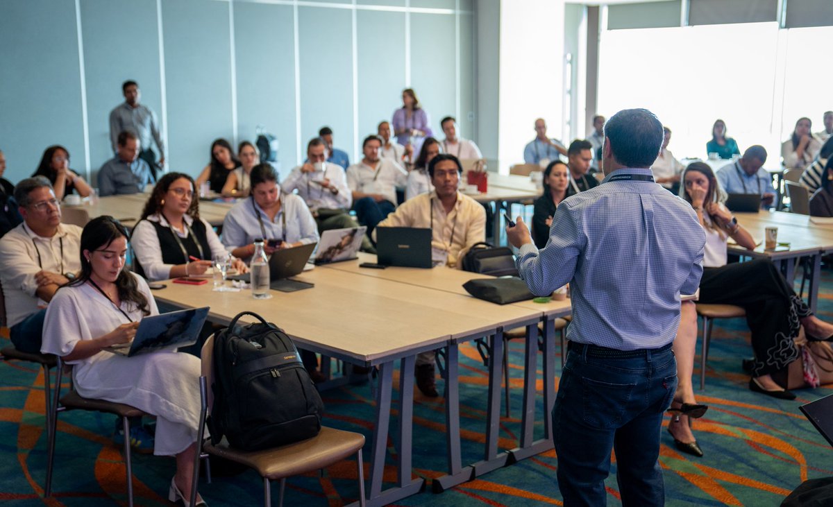 AnaldexColombia's tweet photo. #CongresoSupply2026 | Andrés Gómez Uribe, consultor en productividad y competitividad organizacional, lidera el workshop ‘Inteligencia artificial aplicada a la operación logística: del discurso a la productividad’, desarrollado por @Russellcolombia 🤖📦

En este espacio, los asistentes conocen herramientas y estrategias para implementar la IA en procesos logísticos y convertirla en resultados concretos para las organizaciones.