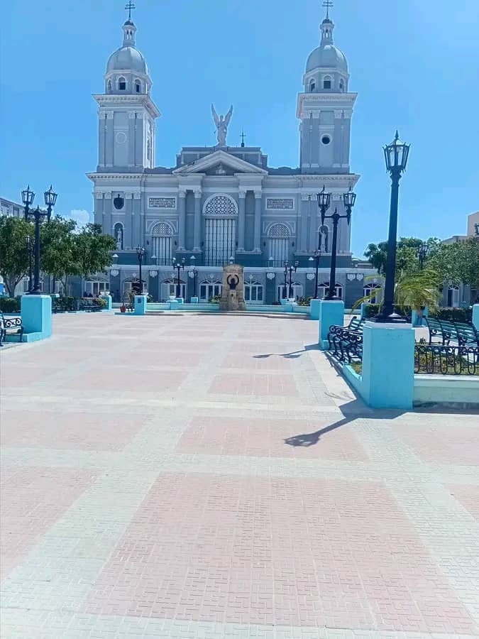 MinturCuba's tweet photo. ✨¿Listo para un paseo épico? 😂 El centro de Santiago de Cuba tiene historia, y vistas. El Parque Céspedes, la Catedral, el Hotel Casa Granda y el Museo de Ambiente Histórico Cubano: Monumento Nacional y la casa más antigua conservada en América. 📸

#SantiagodeCuba #CubaUnica https://t.co/yt9a5EzqEr