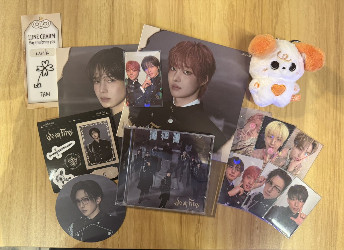 maetato_'s tweet photo. Taki’s charm did in fact give me luck with these pulls 🙂‍↕️ @hello82official @hello82LA @andTEAMofficial #andTEAM_POPUP #hello82 #82giveaway https://t.co/GF4jA37pAa