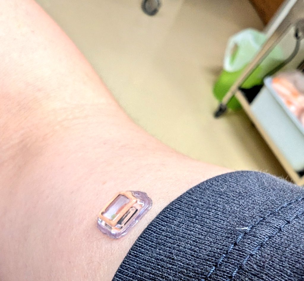 オムツ交換中 ふと視線に入った 甥っ子がスマホに貼りまくったシール