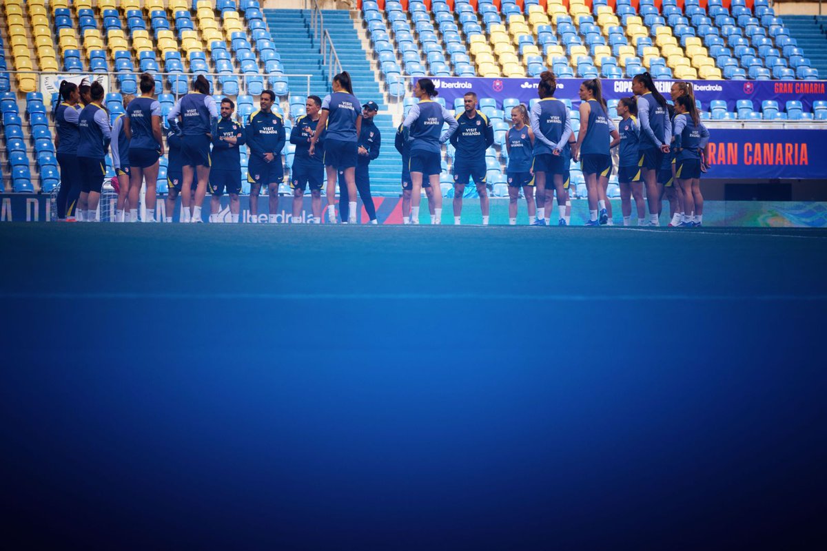 rfef's tweet photo. 💪 ¡Primer aspirante al cuadrilátero!

El @AtletiFemenino completa su último entrenamiento antes de la lucha por el título.

#CopaDeLaReinaIberdrola | #FutFemRFEF https://t.co/ymFFcHRH2o
