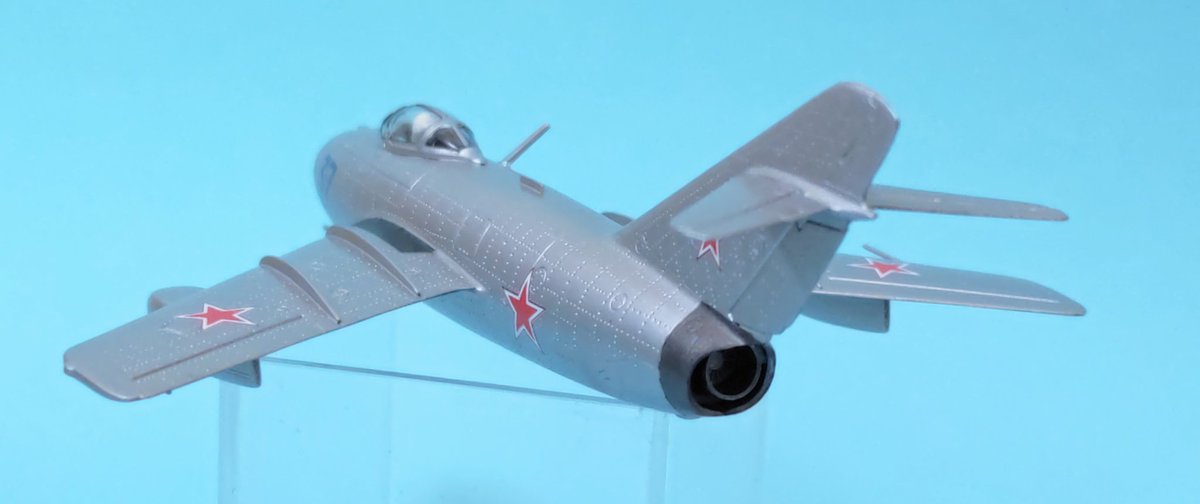 HiroMTB_windsyn's tweet photo. MiG-15。NATOコードネームはファゴット。ジェット機黎明期に登場した本機は後退翼を持ち、その高速性能を活かし朝鮮戦争では米国製のジェット戦闘機を翻弄した。いわゆるミグ・ショックである。後に高速域で不安定になりスピンしやすい、未完成な機体である事が判明した。キットはズベズダ製、1/72。 https://t.co/b1TtmjMcK5