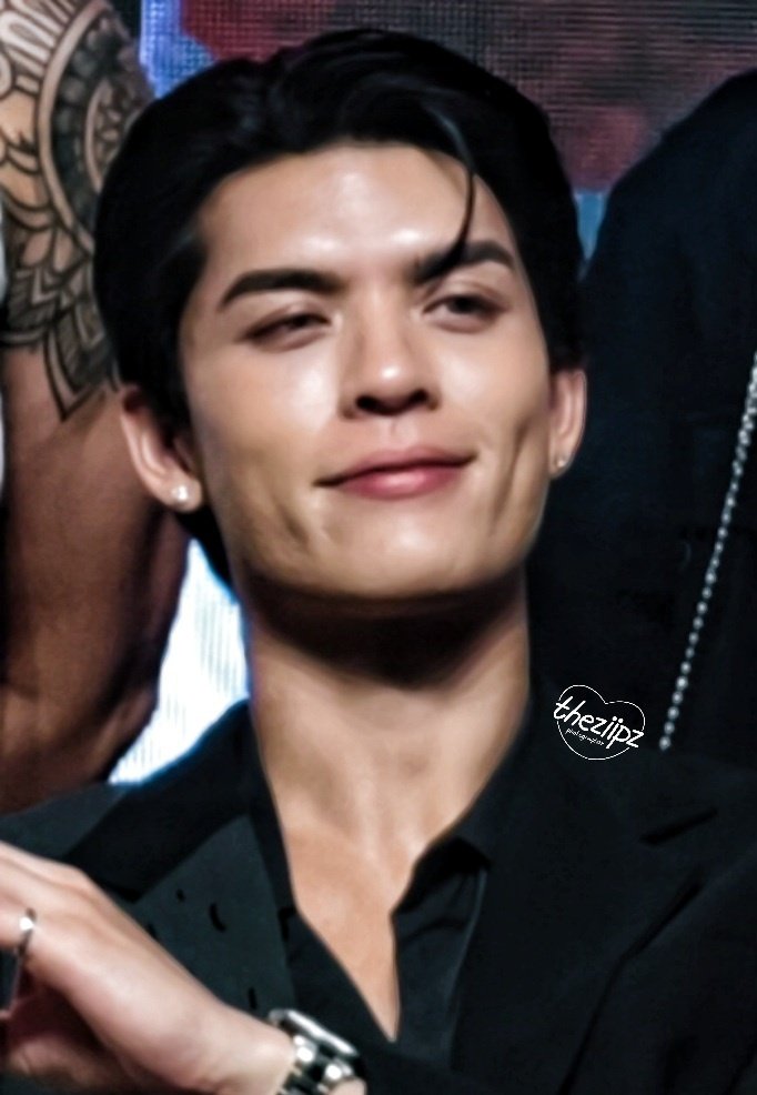theziipz's tweet photo. ก็ว่า พักหลัง ๆ เวลาจะขู่อู๋ตอนโดนแกล้ง ชอบบอกว่าพี่เป็นนักมวย ฮีแอบสปอยซีรีส์ใหม่มาตลอดนะหนิ เนียนมากกกก พ่อนักมวยแจ้มบุ๋ม🥊🤏 

#RoundOneSeries
#OnlyFriendsDreamOnFinalEP
#JossWayar https://t.co/RoXt5kt71x