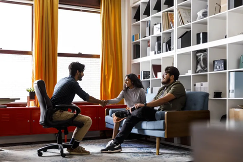OutcomePW's tweet photo. Twenty-eight percent of Gen Z workers have enlisted a parent's help in negotiating pay or benefits. That includes 10% who let a parent negotiate directly with their employer. The stakes are enormous, yet 55% of U.S. workers don't ne https://t.co/O762ELN6Kd https://t.co/dnlol1wq2s