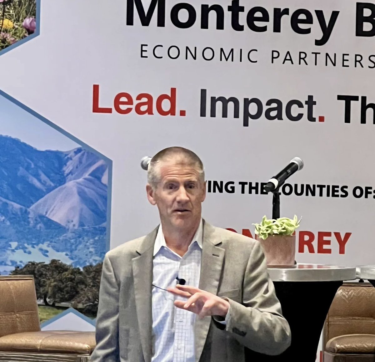 MBEPartnership's tweet photo. Live from MBEP’s 2026 Regional Economic Outlook: Jon Haveman, Ph.D. shared insights on the U.S. &amp; Monterey Bay economy — from resilient employment growth and inflation pressures to housing affordability and long-term workforce trends. 📊 #MBEP #EconomicOutlook https://t.co/JnvpIwFjw7
