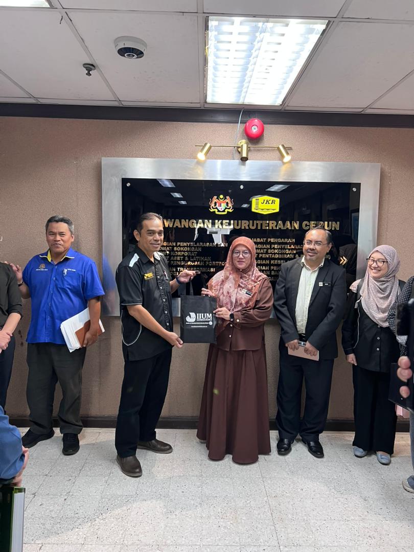 CerunJKR's tweet photo. Sesi Libat Urus KKR, JKR &amp; IIUM bagi Kajian Pembangunan Kaedah Penaksiran Kerosakan Akibat Bencana telah berlangsung semalam (15 Mei 2026) di Bilik Bencana 1, CKC. Sesi dihadiri wakil KKR, CKC, CSFJ &amp; IIUM Consultancy and Innovation. https://t.co/KMqKqNMWAe
