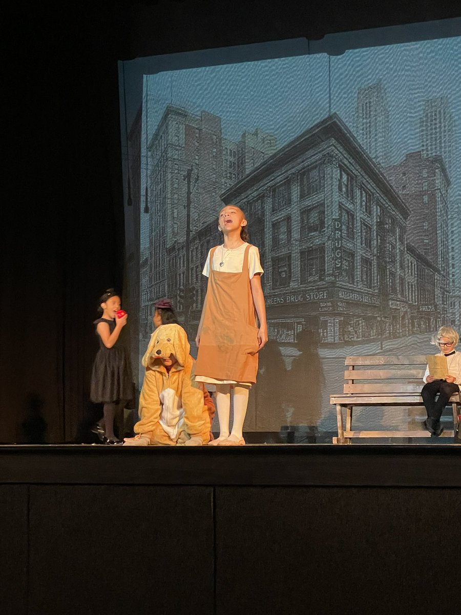 DAVintermediate's tweet photo. An ABSOLUTELY AMAZING performance of Annie Kids by our theater club! You all truly shined on that stage! #gomules https://t.co/uY5YvbT8VW